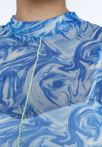 Tessuto in rete con motivo a vortice blu e azzurro, con collo alto e dettagli di cucitura verde in contrasto.