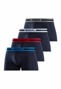 Vier Paare Herren-Boxershorts in Dunkelblau. Elastische Taillenbünde in Grau, Weiß, Rot und Blau mit "Bench."-Logo. Glattes Material, figurbetonter Schnitt.