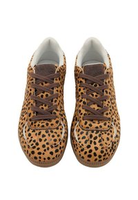 Hnedé tenisky s leopardím vzorom a hladkým povrchom, s tmavými šnúrkami, bielym vnútorným podšitím a zaoblenou špičkou.