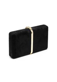 Crna kuverta torba napravljena od teksturiranog materijala s kopčom zlatnog tona i elegantnim, pravokutnim dizajnom. Glatka površina bez dodatnih uzoraka.