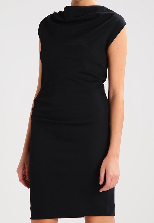 Robe noire moulante sans manches longueur genou avec un col haut drapé portée par une personne, montrée du cou jusqu'au milieu de la cuisse.