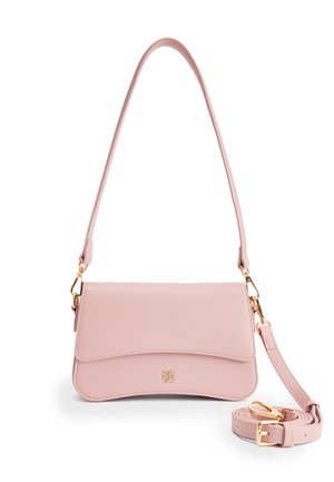 Roze leren schoudertas met een gebogen klep, gouden hardware accenten en een afneembare riem. Gladde textuur met subtiele stiksels.