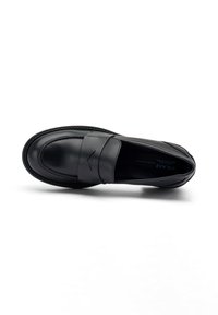 Mocasines de piel negra con un acabado suave, que cuentan con un detalle de costura y una correa ancha en la parte frontal.