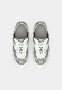 Baskets grises et blanches avec une tige en tissu ornée d'un motif répétitif de logos, fermeture à lacets et bout arrondi. Détails de surface texturés.