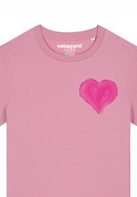 Roze katoenen t-shirt met een ronde hals. Bevat een groot handgeschilderd roze hartontwerp op de linkerkant van de borst.