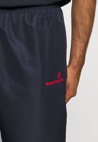 Sergio Tacchini CARSON - Calças de fato de treino - navy/red