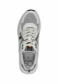 Baskets athlétiques légères en gris et blanc, avec des panneaux en maille, des lacets plats, un collier rembourré et un détail de logo. Taille euro 37.