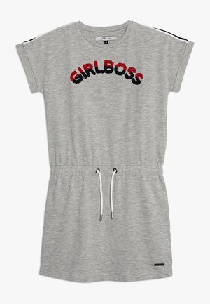 Grijze jurk met korte mouwen, een aantrekkoord in de taille en "GIRLBOSS" in rood en zwart geborduurd op de borst.