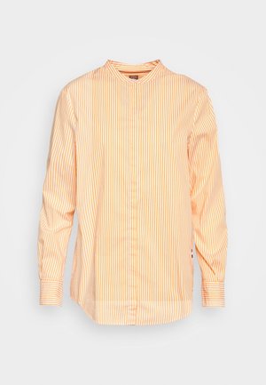 Langærmet, knappet skjorte med smalle lodrette orange og hvide striber, med båndkrave og knapmanchetter.