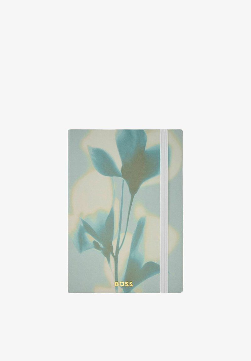 Carnet avec couverture florale bleue et verte, fermeture par bande élastique blanche et logo doré « BOSS » au centre en bas.