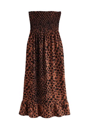Stropfri midi-kjole med rynket overdel, brun og sort leopardprint og flæsekant på hvid baggrund.