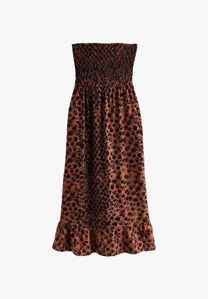 Pánt nélküli midi ruha fodros fűzős felsőrésszel, barna és fekete tigrismintával, fodros szegéllyel, fehér háttéren.
