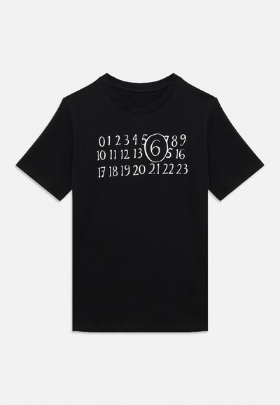 Zwart T-shirt met korte mouwen met witte cijfers 0 tot 23 gedrukt over de borst, waarbij het cijfer 6 wit omcirkeld is.