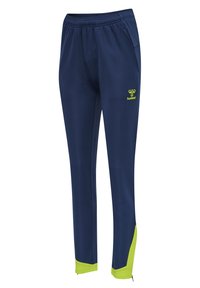 Pantalones deportivos azul marino con cintura elástica, bolsillos laterales, detalles en verde lima en el tobillo y el logotipo de Hummel.