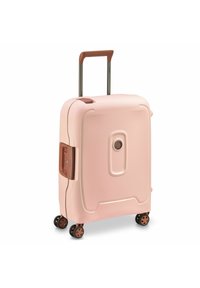 Valigia rigida di colore rosa chiaro con superficie texturizzata. Presenta un manico telescopico, dettagli marroni e quattro ruote nere per la mobilità.