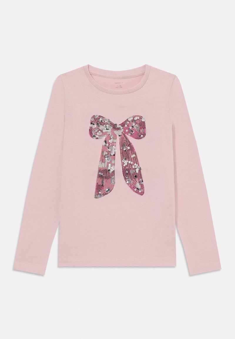 Camisa de algodão rosa de mangas longas com um gráfico de laço brilhante, adornado com lantejoulas, no centro, apresentando detalhes em prateado e rosa.