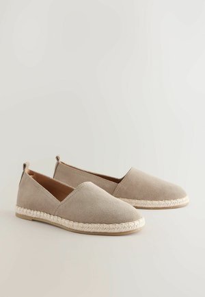 Beige suède instappers met een geweven jute zool, met een laag uitgesneden ontwerp en een kleine hak accent aan de achterkant.