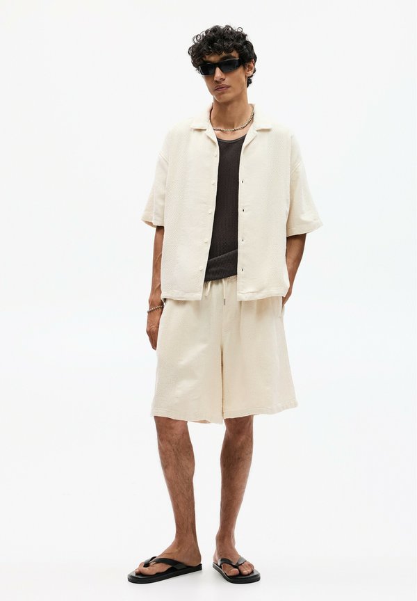 TEXTURED - Shorts - sand