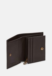 Dunkelbrauner Lederwallet mit Kartensteckplätzen, einem Reißverschlussfach und einem Druckknopfverschluss mit goldfarbenen Beschlägen.
