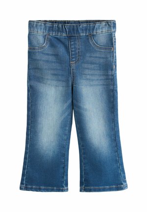 Pantalones de mezclilla acampanados en azul medio con un sutil lavado desvanecido. Presenta cinco bolsillos y costuras en contraste a lo largo de las costuras.