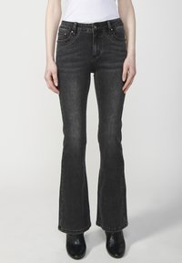 Koroshi FLARED - Pieguloša piegriezuma džinsi - black denim