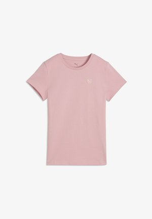 T-shirt rose clair à manches courtes et col rond avec un petit logo Puma sur le côté gauche de la poitrine.