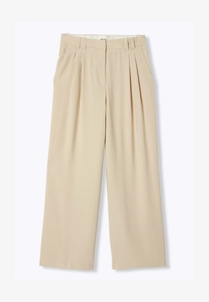 Pantalon beige à jambes larges avec plis devant, poches latérales, passants pour ceinture et fermeture frontale dissimulée.