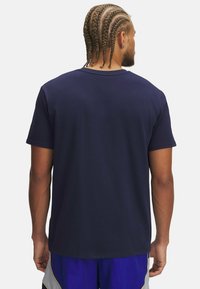 Navyblauw T-shirt met korte mouwen, recht gesneden en van katoen. Heeft een eenvoudig, effen ontwerp met een ronde hals.