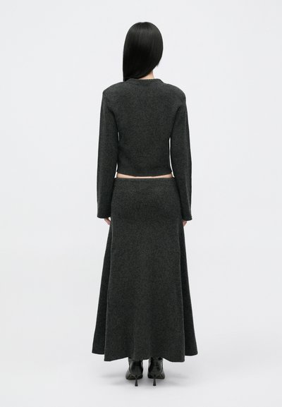 Σκούρο γκρι πλεκτό σύνολο δύο κομματιών με κοντό μακρύ μανίκι και φούστα που φτάνει μέχρι το πάτωμα με εφαρμοστό μέσο. Λείο υλικό.