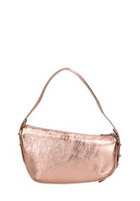 Borsa a tracolla in oro rosa metallico con una texture liscia, forma curvata e una tracolla singola. Presenta una chiusura con zip su un lato.