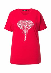 T-shirt en coton rouge à manches courtes et décolleté en V. Présente un graphique d'éléphant blanc avec des motifs décoratifs complexes.