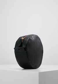 mint&berry Axelremsväska - black