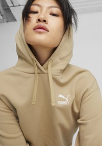 Puma BETTER CLASSICS  - Jersey con capucha - prairie tan