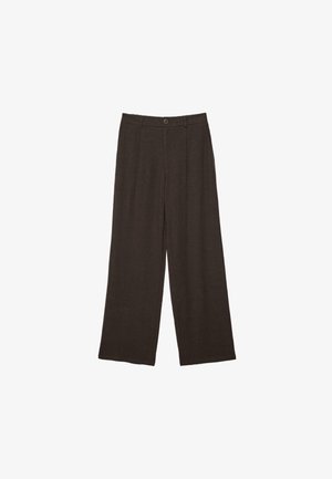 Pantalon large marron foncé à taille haute, fermeture par bouton et passants pour ceinture, présenté sur un fond blanc.