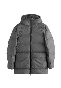 Jachetă puf în gri închis, cu glugă, fermoar frontal și două buzunare laterale, având o textură matlasată și un design pufos.