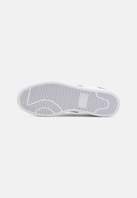 EA7 Emporio Armani CLASSIC UNISEX - Tenisice - white/citadel/gold