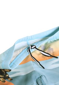 Μαγιό από ελαφρύ συνθετικό ύφασμα σε ανοιχτό μπλε, με εκτύπωση πορτοκαλί ηλιοβασιλέματος και φοίνικα, διαθέτοντας μαύρες λεπτομέρειες κορδονιού.