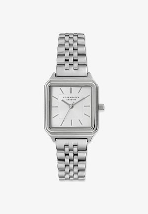 Orologio da polso quadrato in argento con bracciale metallico a catena, quadrante minimalista, lancette delle ore e dei minuti slanciate, e nome del marchio "Copenhagen Studios".