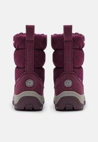 Bottes isolées bordeaux avec un haut rembourré, en tissu texturé, deux tirants et une semelle en caoutchouc grise présentant un détail de logo à l'arrière.