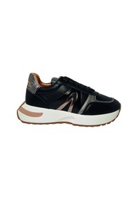Sneaker in pelle nera con accenti metallici, suola spessa bianca, forma arrotondata, texture a contrasto e lacci neri con cuciture decorative.