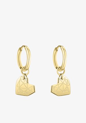 Gouden oorbellen met ronde ringen en geometrische hartvormige bedels met geëtste lijnpatronen, afgebeeld tegen een witte achtergrond.