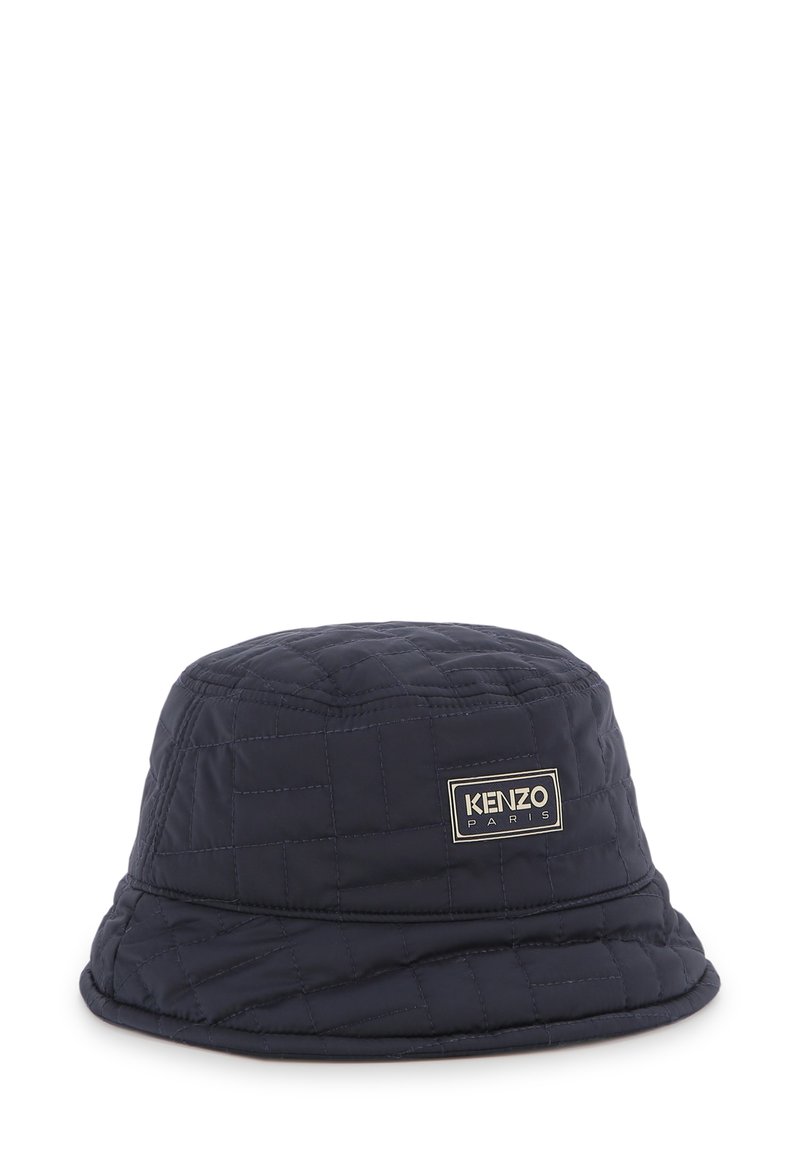Chapeau seau matelassé bleu marine avec une couronne plate et un large bord. Présente une étiquette de marque indiquant "KENZO PARIS" dans un cadre en ton doré.