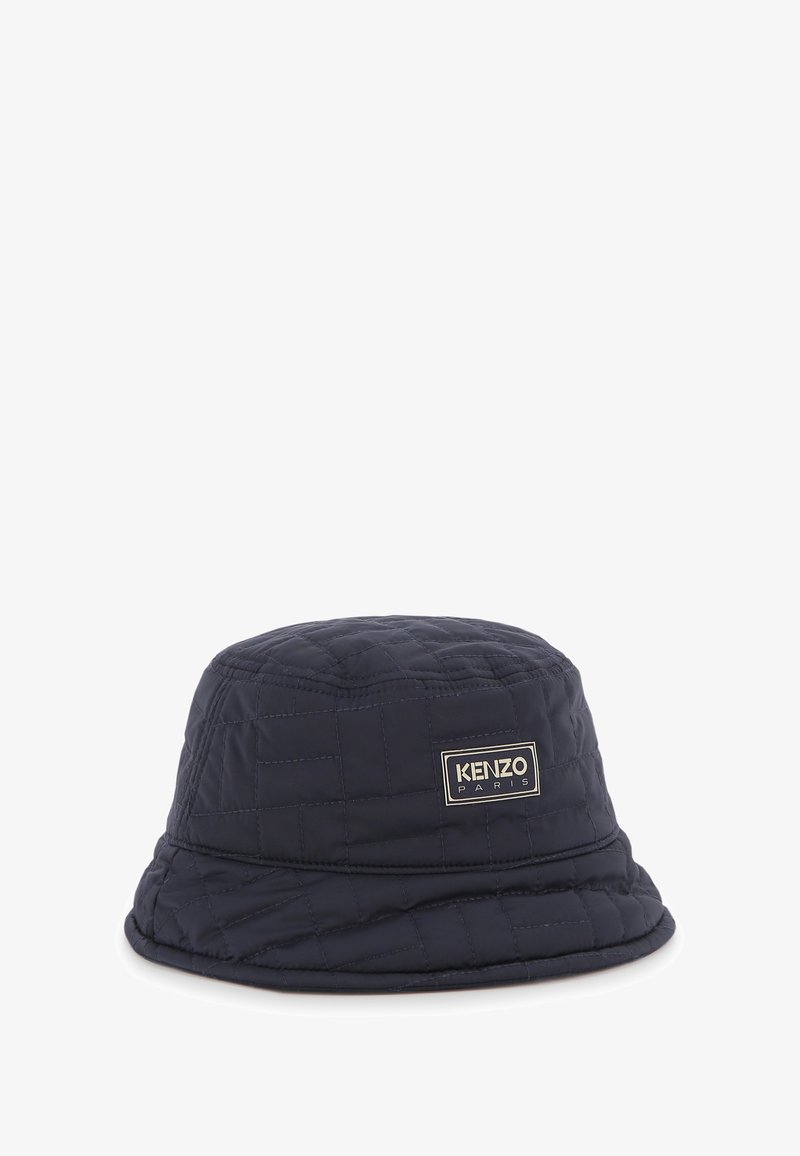 Chapeau bob matelassé bleu marine avec une couronne plate et arrondie et un large bord. Comprend un patch logo métallique rectangulaire indiquant "KENZO PARIS".