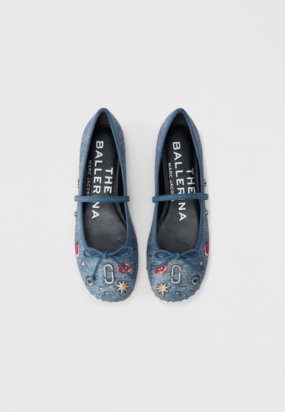 Džínové balerínky s matným povrchom, zdobené farebnými ozdobami, mašličkou na špičke a nastaviteľným remienkom.