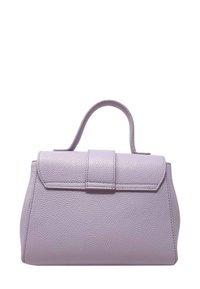 Fioletowa skórzana torebka o strukturalnym designie, z górnym uchwytem i zapięciem na klamrę. Posiada teksturowaną powierzchnię i brak widocznych akcentów sprzętowych.