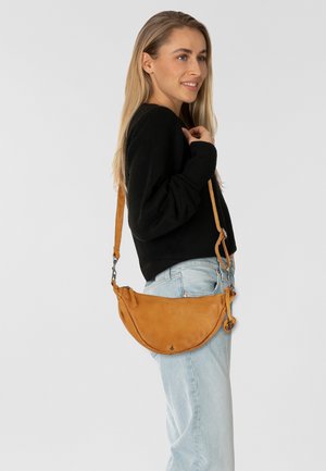 Bolso bandolera de piel marrón claro con forma curva, cierre de cremallera y correa ajustable. Textura suave con detalles de hardware mínimos.