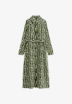 Grünes Langarmkleid mit weißem Kettenmuster, durchgehender Knopfleiste, Kragen und passendem Gürtel mit runder Schnalle in der Taille.