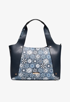 Marineblaue Tragetasche mit breiten Griffen und einem gemusterten Vorderteil mit geometrischen Formen und Markenlogos in Blau, Weiß und Schwarz.