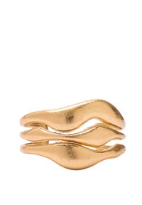 Pierścionek w odcieniu złota z trzema falistymi paskami o fakturowanej powierzchni. Gładki, zaokrąglony wzór z błyszczącym, metalicznym wykończeniem i subtelnymi organicznymi kształtami.