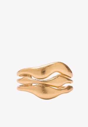 Pierścionek w odcieniu złota z trzema falistymi paskami o fakturowanej powierzchni. Gładki, zaokrąglony wzór z błyszczącym, metalicznym wykończeniem i subtelnymi organicznymi kształtami.